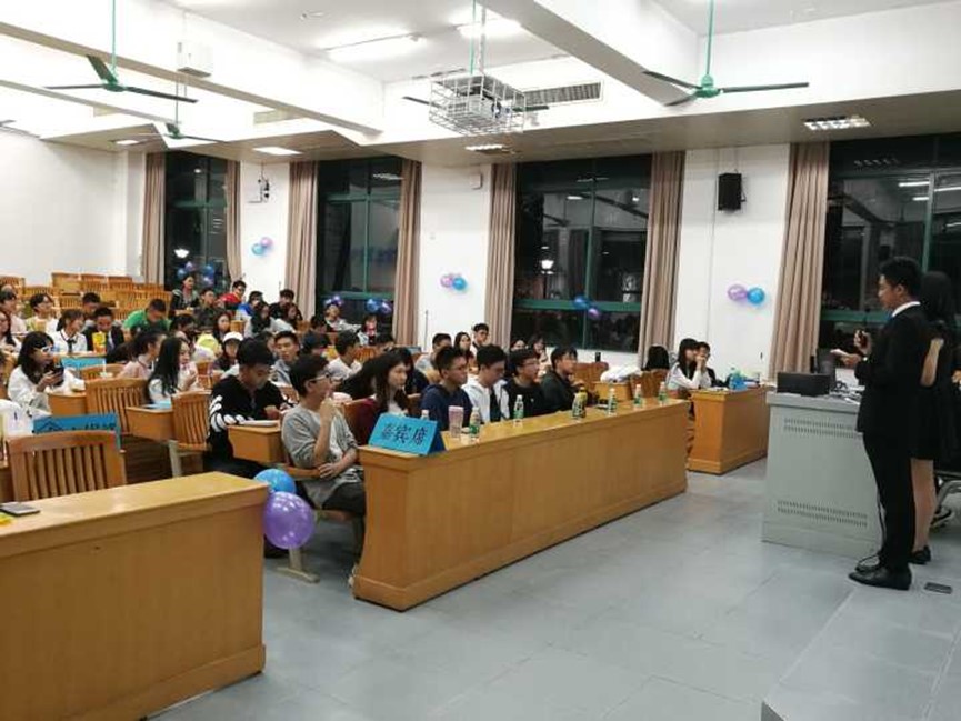 全员大会进行时，大家全神贯注